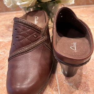 Clarks Women's Chocolate Brown Leather Closed Toe Clogs Sz 10 M. Run smaller